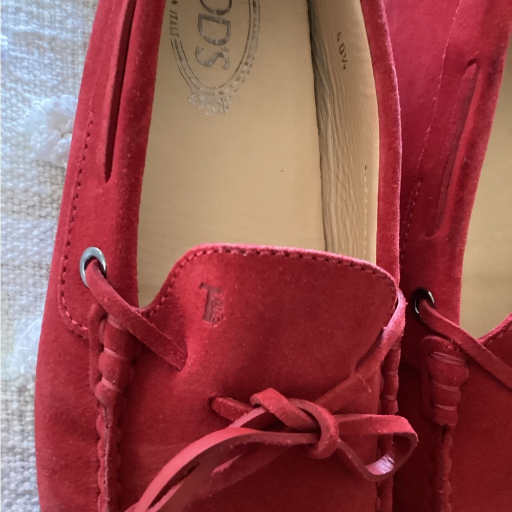 Tod's Red Suede Bow-Accent Driving Loafers - Picture 6 of 7